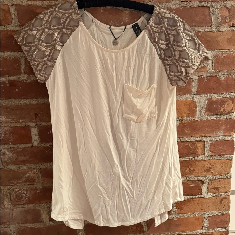 BKE  boutique Sequin Sleeve top